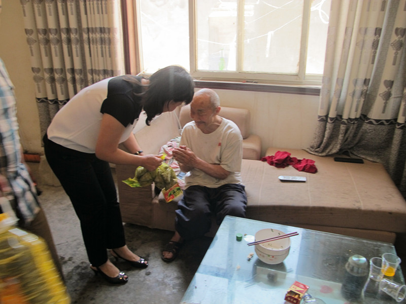 益和熱力公司端午節(jié)開展“送溫暖、獻(xiàn)愛心”活動(dòng)